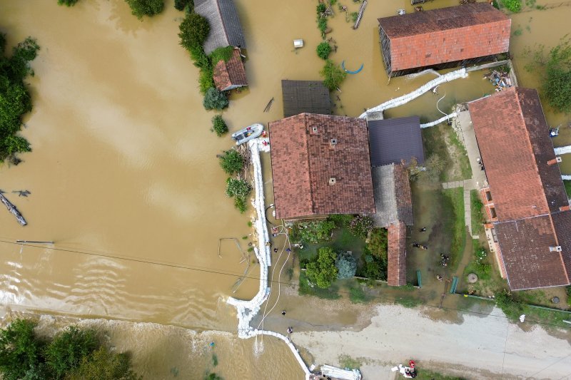 Fotografije iz zraka poplavljenog sela Drnje