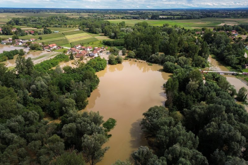 Fotografije iz zraka poplavljenog sela Drnje