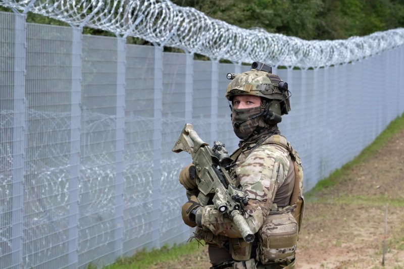 Latvijski vojnik uz ogradu podignutu na bjeloruskoj granici kako bi se zaustavili nezakoniti ulasci migranata.