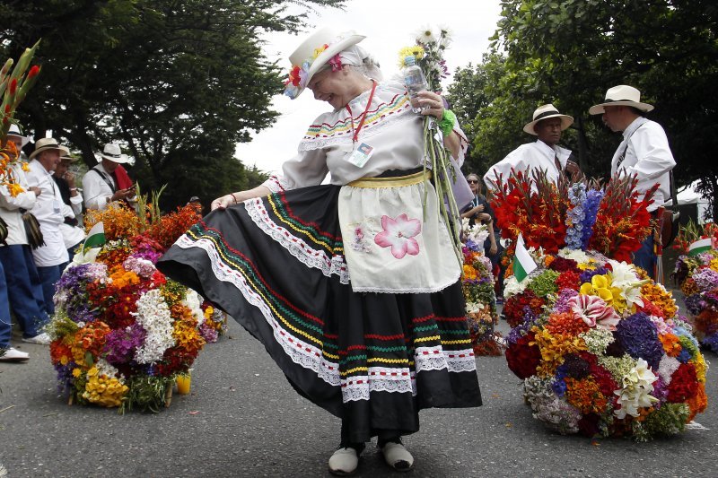 Žena pleše tijekom Parade Silleteros na kraju 66. izdanja tradicionalnog Sajma cvijeća u kolumbijskom gradu Medellinu.