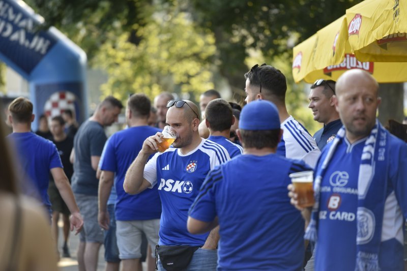 Dinamo - AEK, navijači ispred stadiona