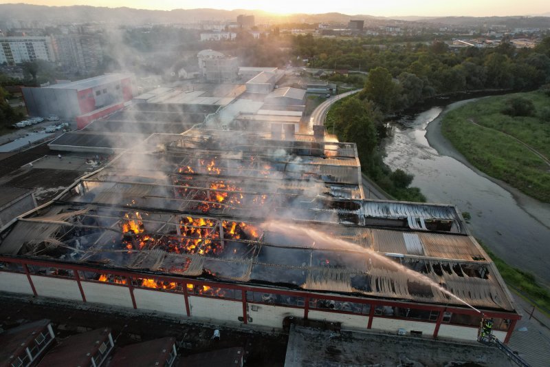 Pogled iz zraka na požar koji je progutao banjalučku tvornicu papira Celex