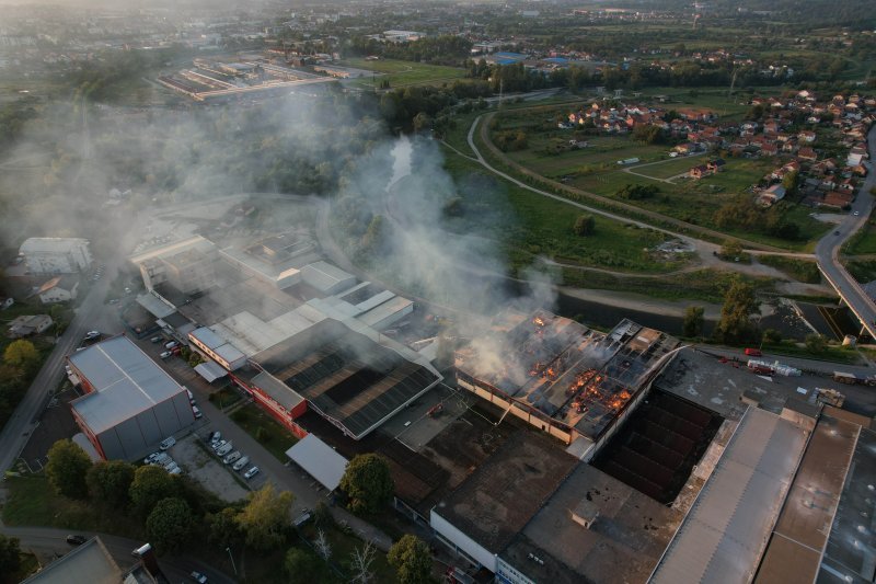 Pogled iz zraka na požar koji je progutao banjalučku tvornicu papira Celex