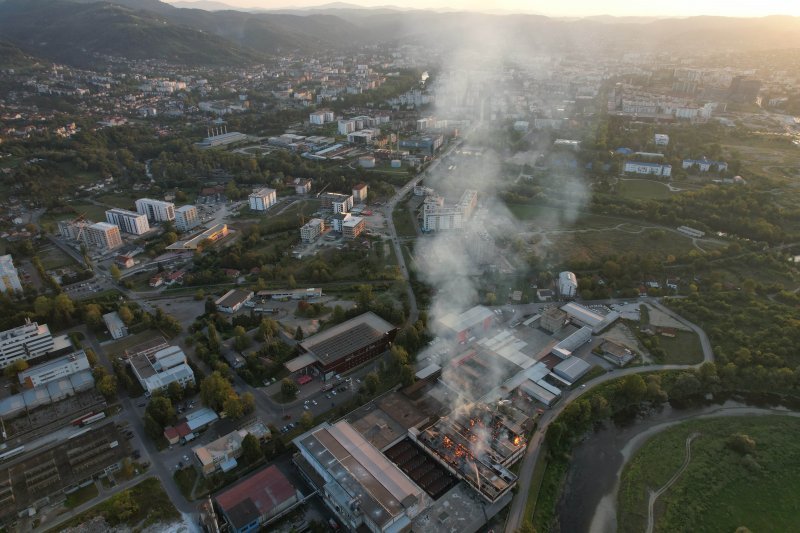 Pogled iz zraka na požar koji je progutao banjalučku tvornicu papira Celex