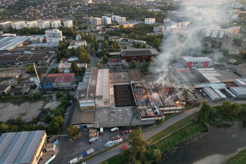 Pogled iz zraka na požar koji je progutao banjalučku tvornicu papira Celex