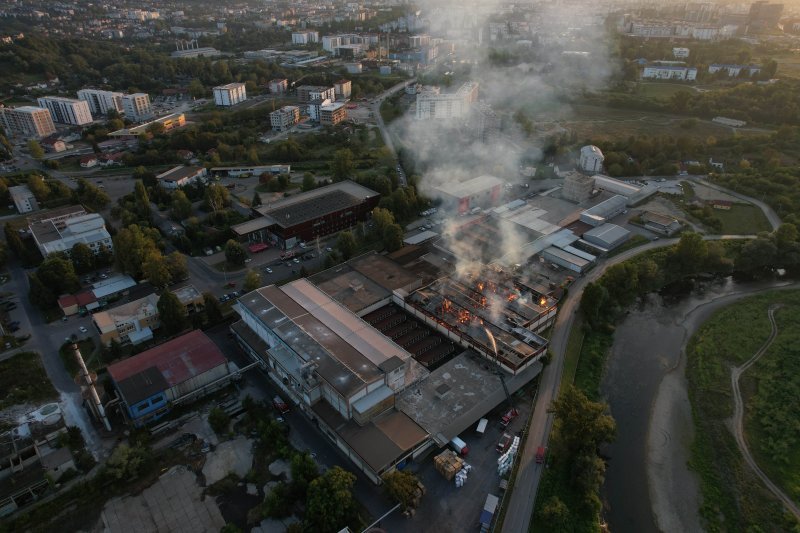 Pogled iz zraka na požar koji je progutao banjalučku tvornicu papira Celex