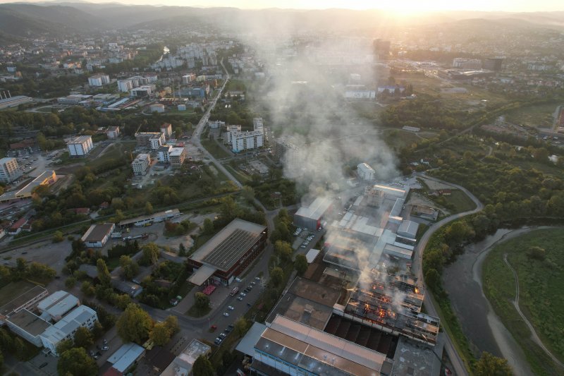 Pogled iz zraka na požar koji je progutao banjalučku tvornicu papira Celex