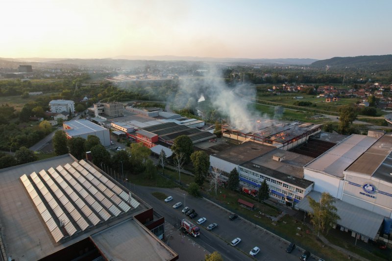 Pogled iz zraka na požar koji je progutao banjalučku tvornicu papira Celex