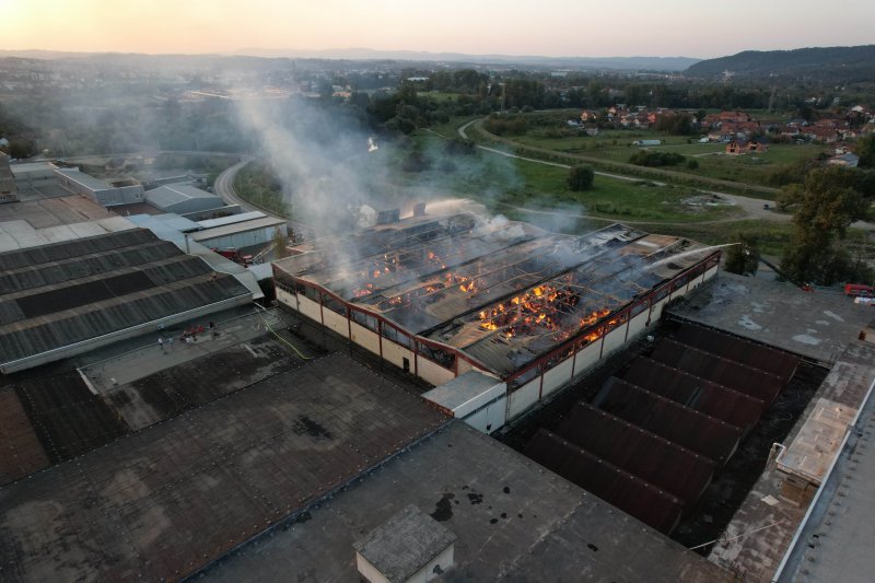 Pogled iz zraka na požar koji je progutao banjalučku tvornicu papira Celex