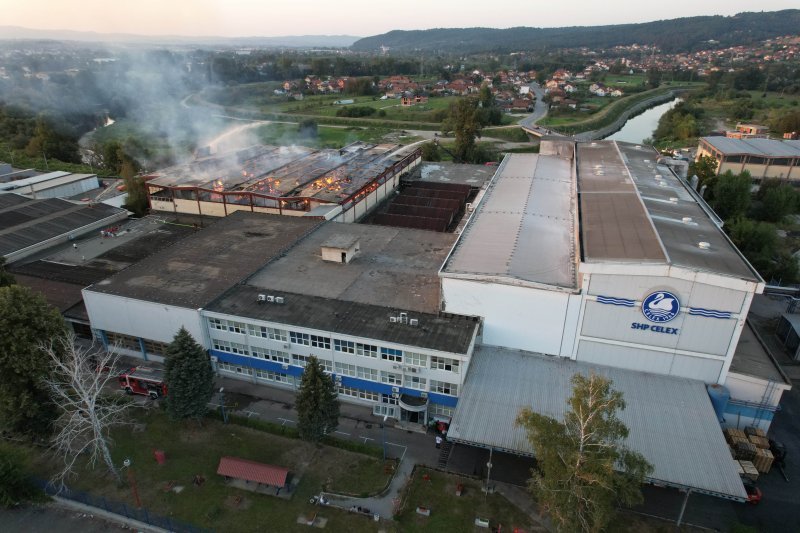 Pogled iz zraka na požar koji je progutao banjalučku tvornicu papira Celex