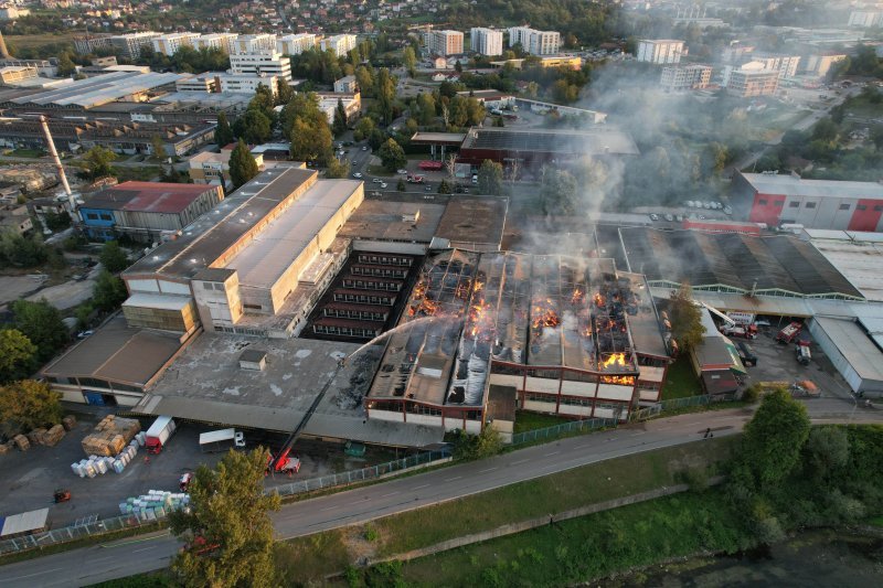 Pogled iz zraka na požar koji je progutao banjalučku tvornicu papira Celex