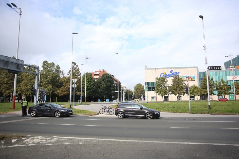 Autom naletio na biciklista nedaleko od Avenue Malla