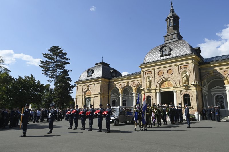 Posljednji ispraćaj Antuna Tusa na Mirogoju