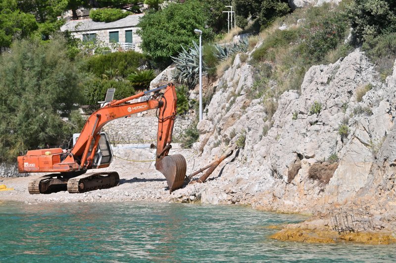 Nastavljeno rušenje objekata na Vruji