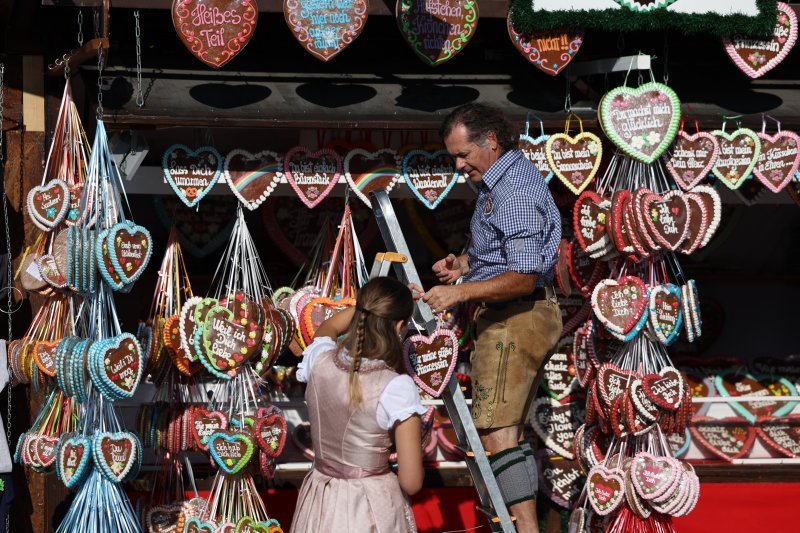 Posjetitelji Oktoberfesta potrčali zauzeti mjesta u šatorima