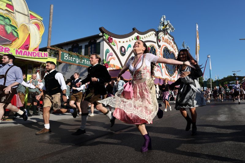 Posjetitelji Oktoberfesta potrčali zauzeti mjesta u šatorima