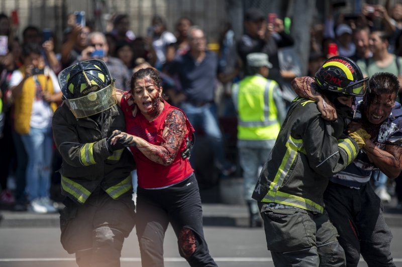 Vatrogasci sudjeluju u nacionalnoj seizmičkoj vježbi u Mexico Cityju.