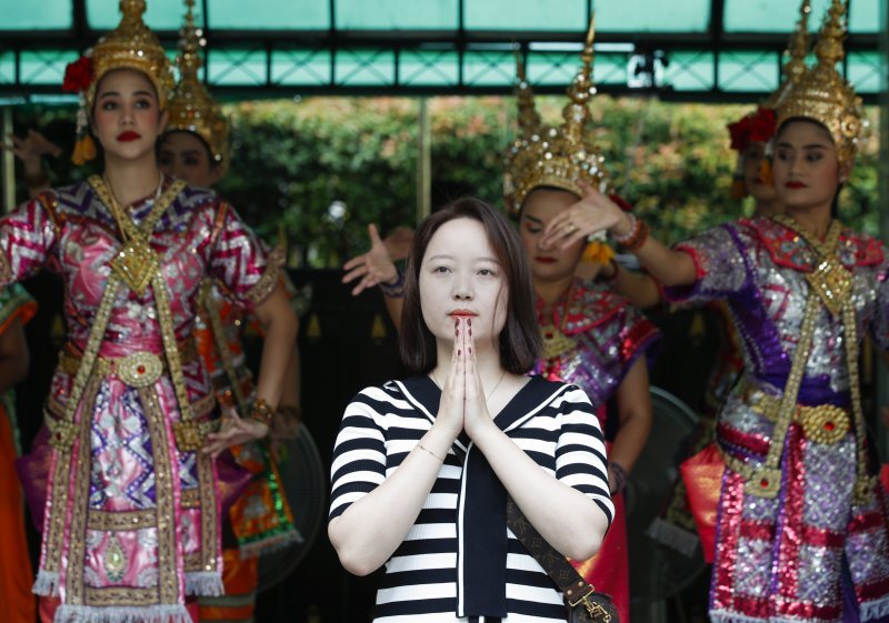 Kineska turistkinja u Bangkoku nakon što je tajlandska Vlada suspendirala vize za Kineze i Kazahstance na pet mjeseci s nadom da će potaknuti turizam u toj zemlji.