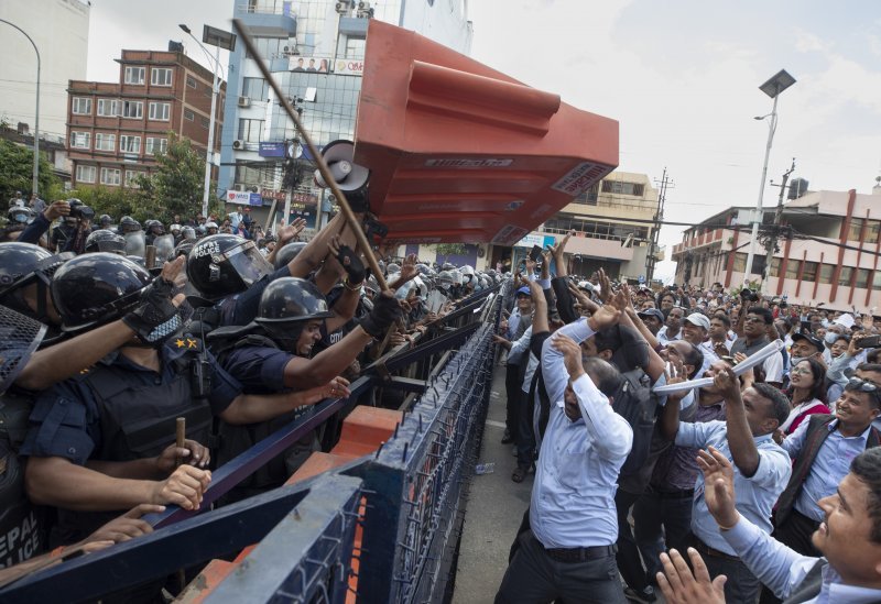 Nepalski nastavnici prosvjeduju jer smatraju da novim zakonskim izmjenama gube sigurnost svog posla.