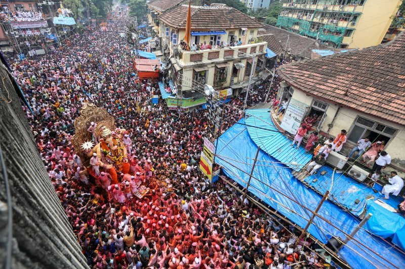 Indijci nose idola hinduističkog boga slona Ganeše u sklopu desetodnevnog festivala Ganeš Chaturthi, u indijskom Mumbaju.