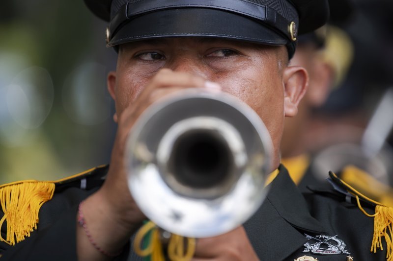 Pripadnik vojske svira glazbeni instrument tijekom ceremonije obilježavanja 78. godišnjice indonezijskih oružanih snaga u Denpasaru.