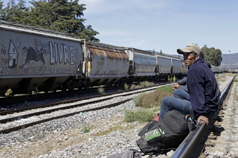 Srednjoamerički migranti odmaraju se na željezničkim tračnicama u Meksiku.