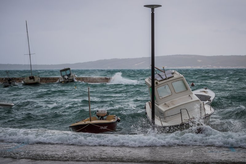 Jugo i visoko more ponovno su poplavile kaštelanske rive