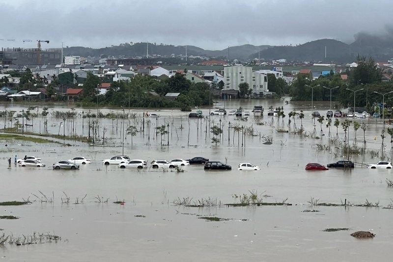 Poplava je potopila parkirane automobile u gradu Hue u središnjem Vijetnamu.