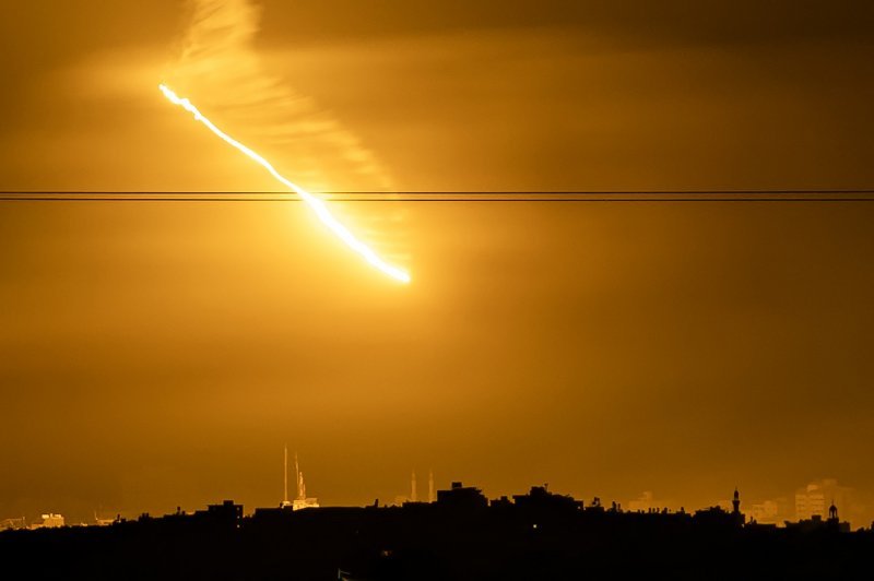 Svjetleća raketa osvjetljava nebo tijekom izraelskog bombardiranja Pojasa Gaze.