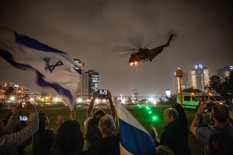 Helikopter izraelske vojske, koji prevozi nedavno oslobođene izraelske taoce u bolnice, polijeće ispred dječjeg medicinskog centra Schneider u Petah Tikvi, na periferiji Tel Aviva.