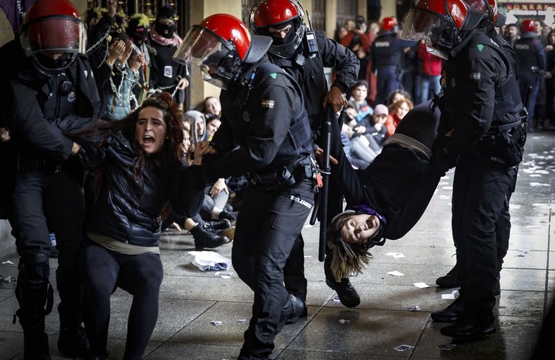 Baskijski regionalni policijski službenici uhitili su dvije žene tijekom sukoba na feminističkom skupu u gradu San Sebastianu na sjeveru Španjolske.