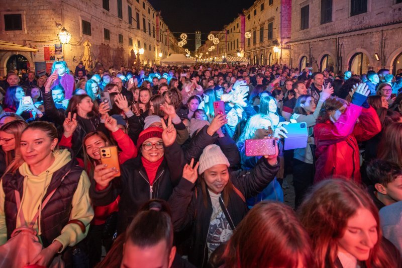 Pogledajte atmosferu na koncertu Prljavog kazališta na Stradunu