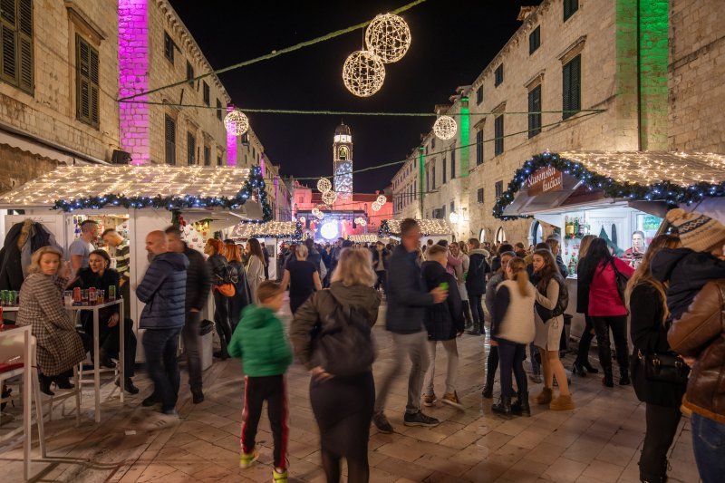 Pogledajte atmosferu na koncertu Prljavog kazališta na Stradunu