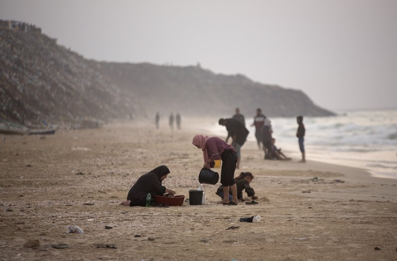 Palestinci, zbog nestašice čiste vode, morskom vodom peru odjeću na plaži Deir al-Balah, u središnjem pojasu Gaze.