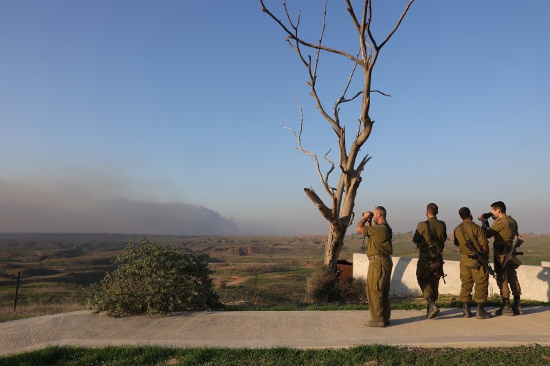 Izraelski vojnici kroz dalekozor gledaju kako se dim diže u Pojasu Gaze. Više od 18.000 Palestinaca i 1200 Izraelaca ubijeno je u sukobu Izraela i Hamasa od 7. listopada