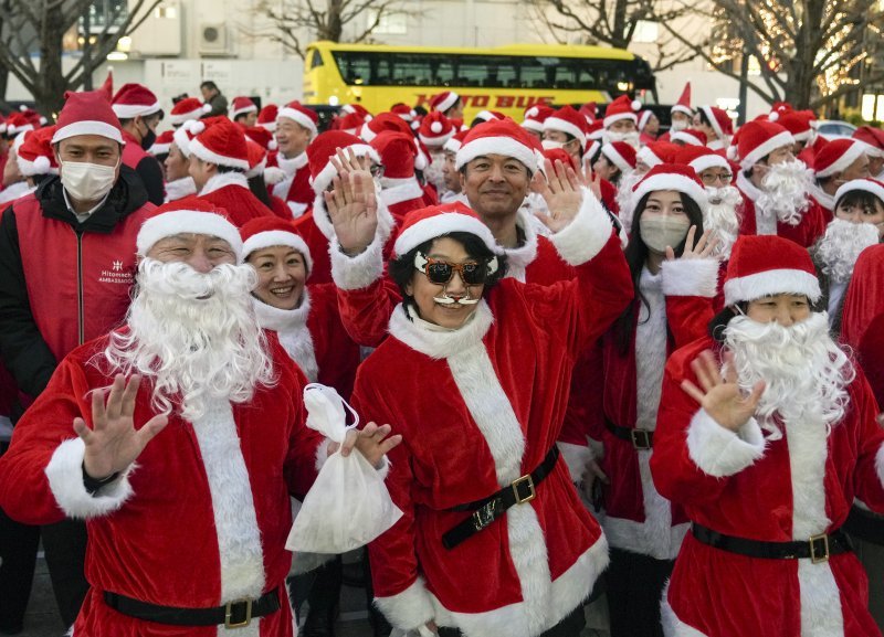 Poslovni ljudi volonteri u kostimima Djeda Mraza okupili su se u poslovnoj četvrti Marunouchi u glavnom gradu Japana Tokiju.