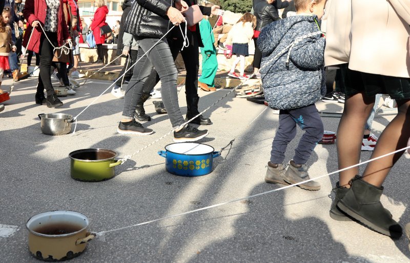 Primoštenci ispratili godinu tradicionalnim potezanjem starog lima