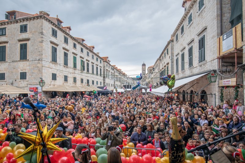 Novu 2024. u podne su na Stradunu dočekali i najmlađi Dubrovčani