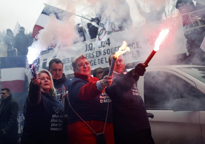 Prosvjed policajaca u Parizu ususret Olimpijskim igrama koje će se održati tamo.