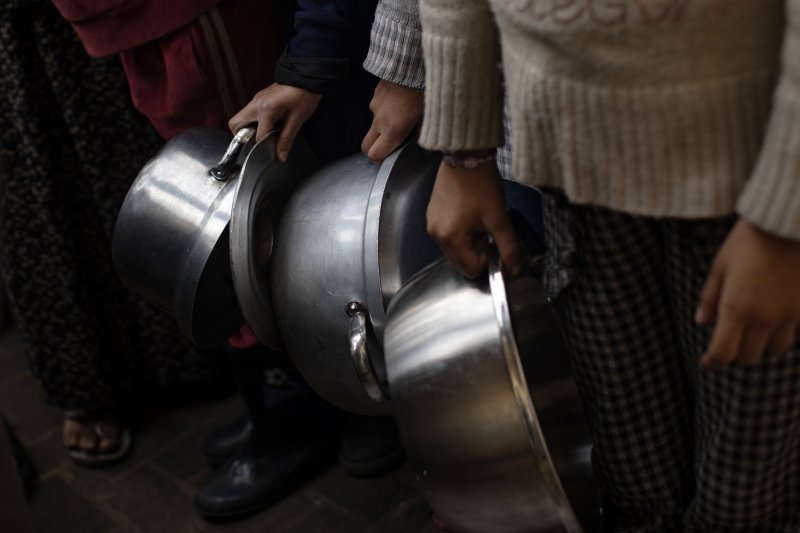 Palestinci stoje u redu za hranu u izbjegličkom kampu Khan Yunis.