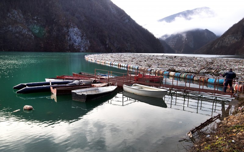 Umjetno jezero hidroelektrane na rijeci Drini prekriveno je tisućama kubika smeća koje je voda donijela iz susjednih Srbije i Crne Gore te prijeti začepiti hidroelektranu u Višegradu.