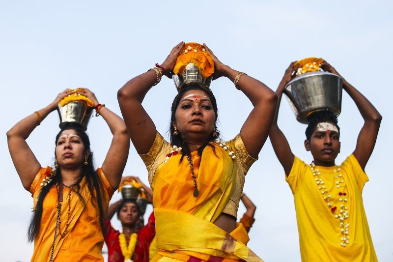 Hinduistički poklonici nose posude s mlijekom tijekom procesije na festivalu u Kuala Lumpuru u Maleziji.