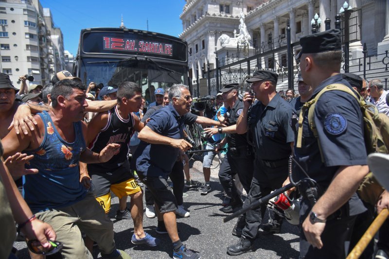 Sukob prosvjednika i policije u argentinskom Buenos Airesu. Prosvjednici se protive prijedlogu ekonomske reforme novog predsjednika Mileija.