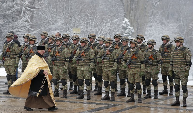 Padobrance Glavnog stožera Kopnene vojske Rumunjske blagoslovio je u Bukureštu vojni svećenik tijekom vjerskog obreda održanog ispred spomenika Neznanom vojniku povodom obilježavanja 165. obljetnice ujedinjenja rumunjskih kneževina