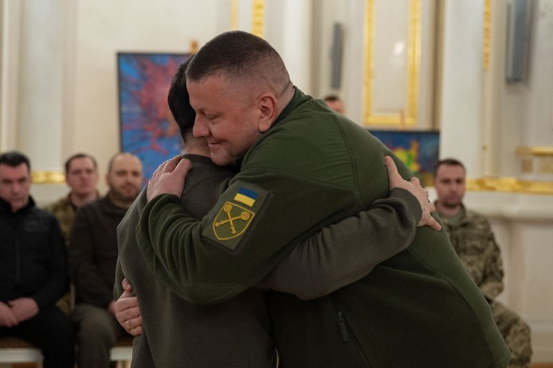 Predsjednik Volodimir Zelenski dodijelio je u petak bivšem zapovjedniku vojske generalu Valeriju Zalužnom odličje 'heroj Ukrajine', dan nakon što je smijenjen u dosad najvećem preslagivanju u ratu s Rusijom.