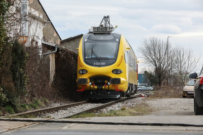 Teretni vlak na Samoborskoj cesti zahvatio električne vodove, promet obustavljen