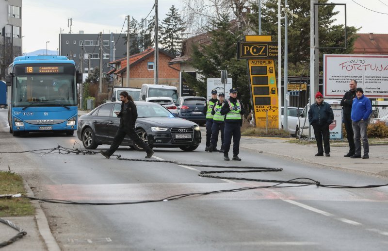 Teretni vlak na Samoborskoj cesti zahvatio električne vodove, promet obustavljen