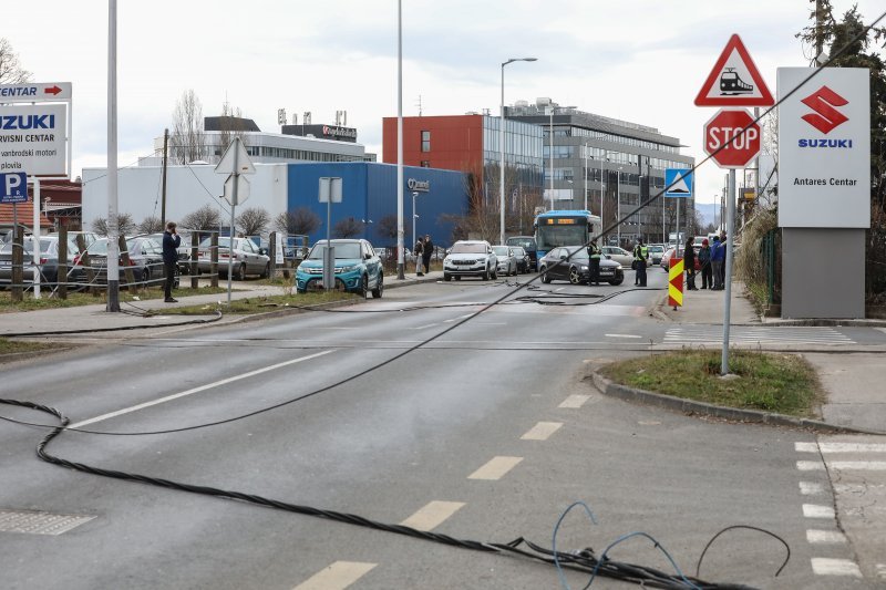 Teretni vlak na Samoborskoj cesti zahvatio električne vodove, promet obustavljen