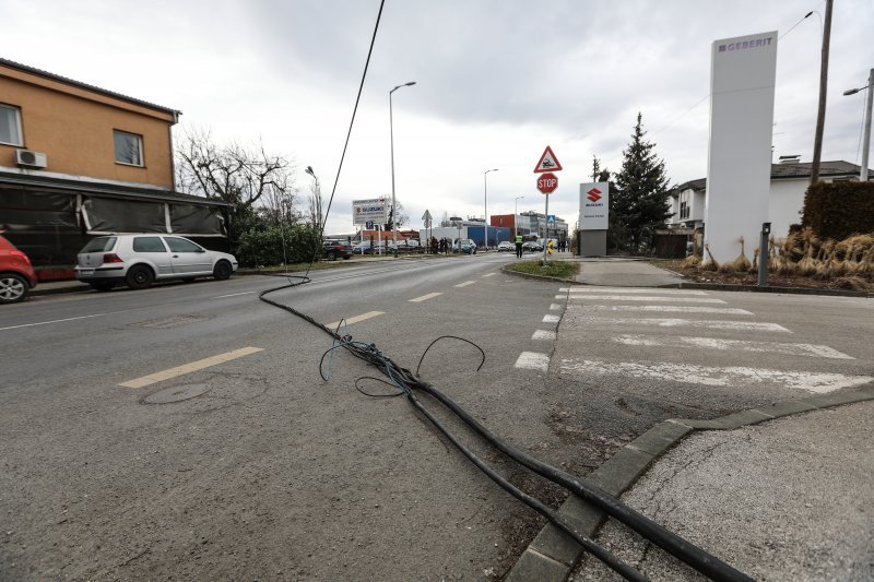 Teretni vlak na Samoborskoj cesti zahvatio električne vodove, promet obustavljen