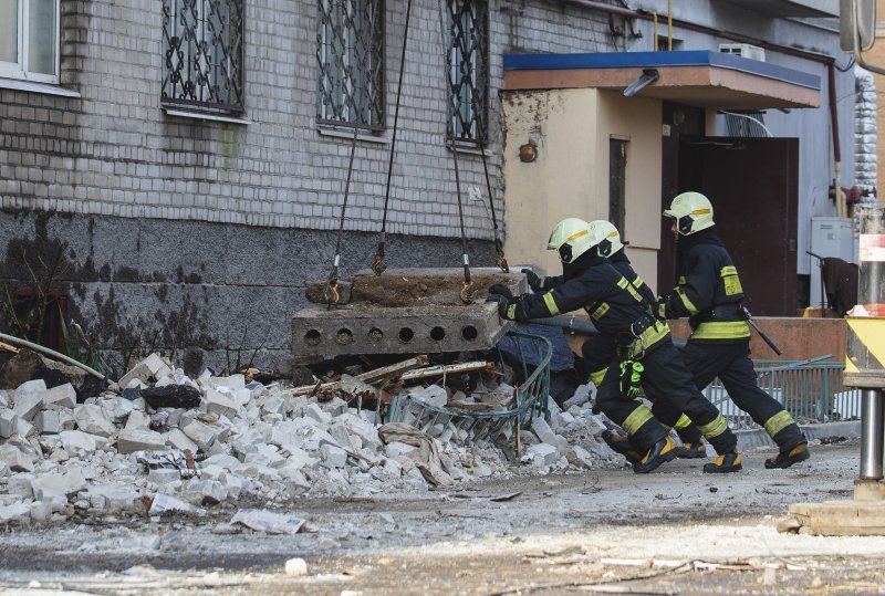 Spasioci tragaju za potencijalnim žrtvama u ruševinama na mjestu napada dronom na stambenu zgradu u Dnipru u jugoistočnoj Ukrajini.